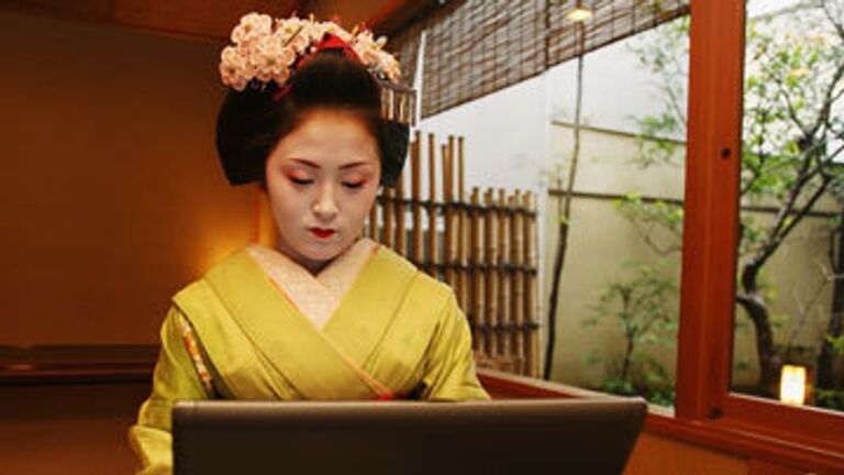 Японка за компьютером