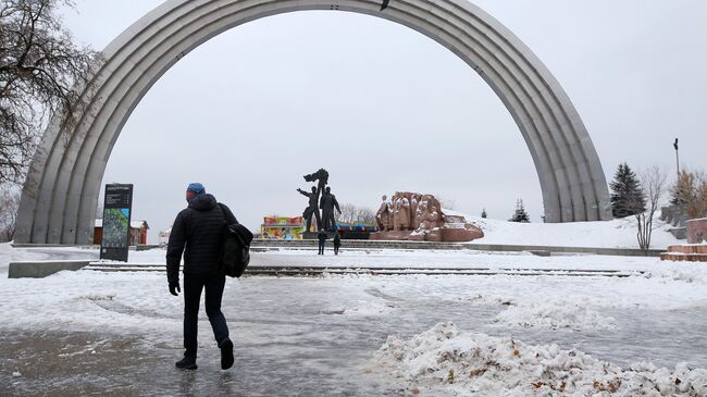 Изображение трещины, наклеенное неизвестными активистами из-за конфликта между Россией и Украиной, на Арке дружбы народов в Киеве