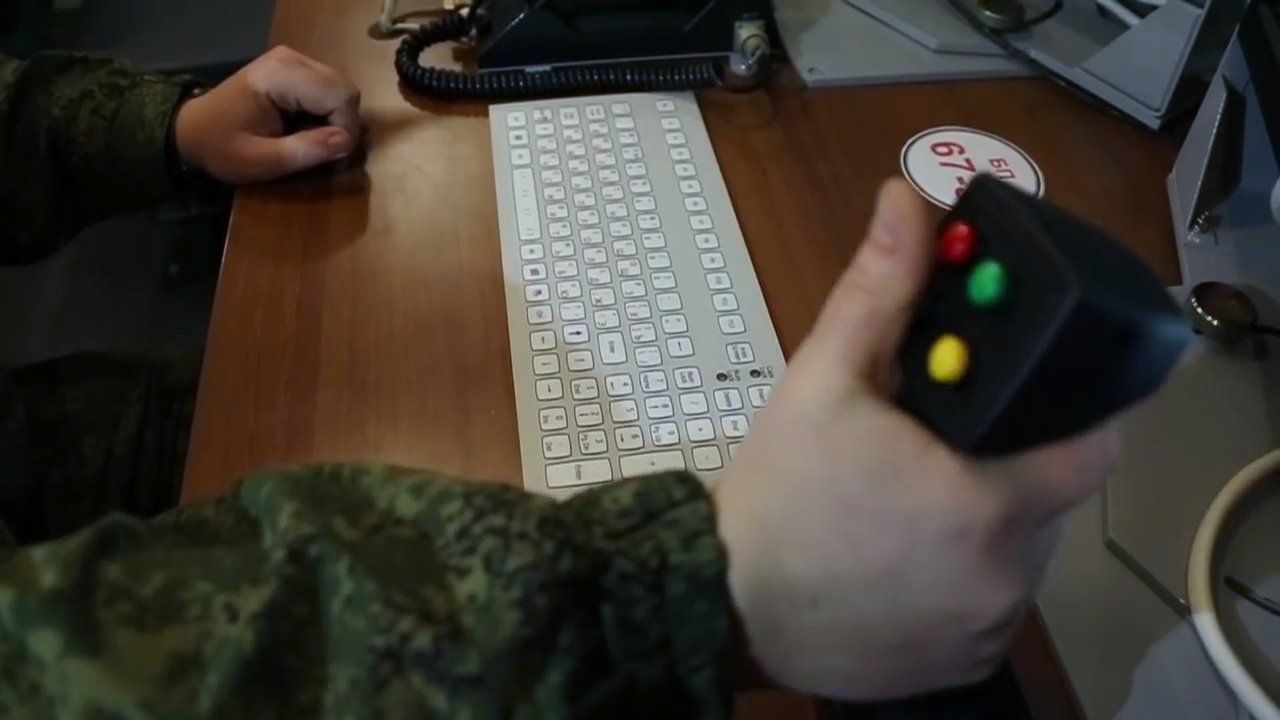 Военнослужащий за дистанционным управлением боевым лазерным комплексом Пересвет Военнослужащий за дистанционным управлением боевым лазерным комплексом Пересвет - РИА Новости, 1920, 01.10.2026