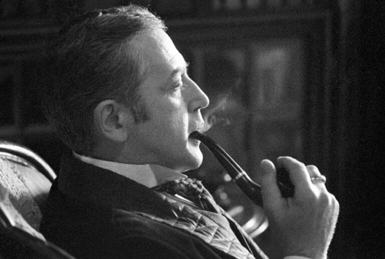 Заслуженный артист РСФСР Василий Ливанов в роли Шерлока Холмса в сцене из художественного фильма Шерлок Холмс и доктор Ватсон. Заслуженный артист РСФСР Василий Ливанов в роли Шерлока Холмса в сцене из художественного фильма Шерлок Холмс и доктор Ватсон.