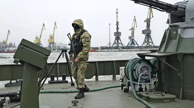 Украинский военнослужащий на борту корабля береговой охраны в порту Мариуполя