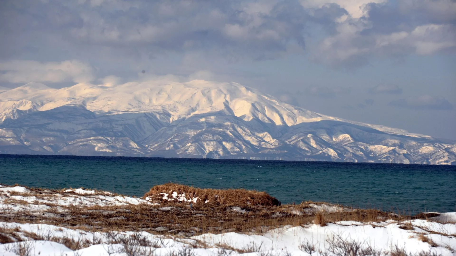 Вид на остров Хоккайдо с острова Кунашир - РИА Новости, 1920, 16.12.2020