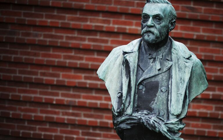 Памятник Альфреду Нобелю в Стокгольме Памятник Альфреду Нобелю в Стокгольме