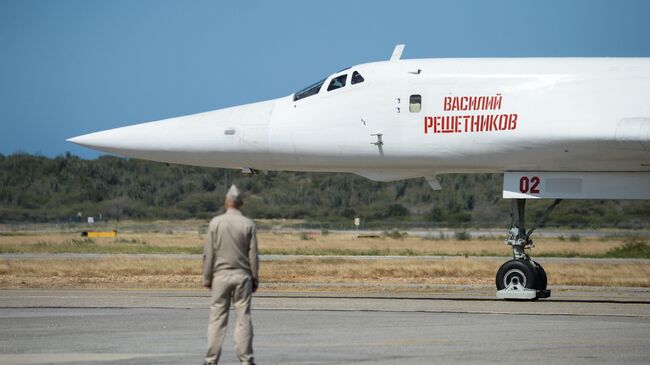 Российский стратегический бомбардировщик Ту-160 после посадки в международном аэропорту Майкетия к северу от Каракаса