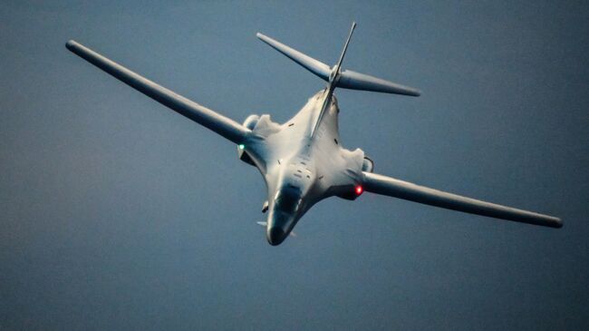 Бобмардировщик ВВС США B-1B Lancer в небе над Сирией