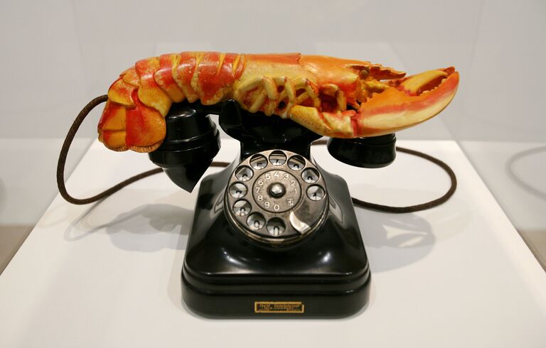  Телефон-омар - сюрреалистическая скульптура, созданная Сальвадором Дали совместно с художником Эдуардом Джеймсом