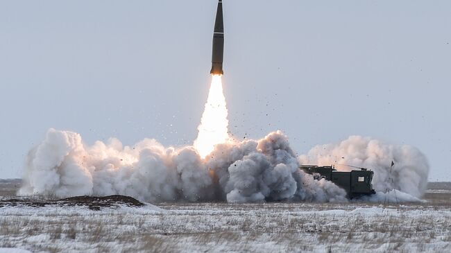 Пуск баллистической ракеты оперативно-тактического ракетного комплекса Искандер-М