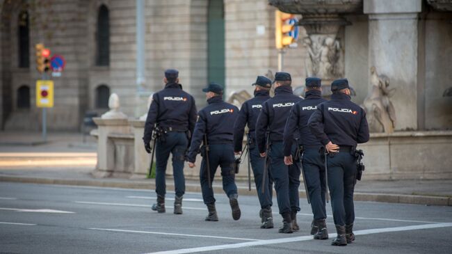 Сотрудники полиции во время акции протеста в Барселоне