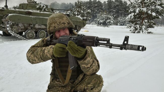 Украинский военнослужащий во время учений