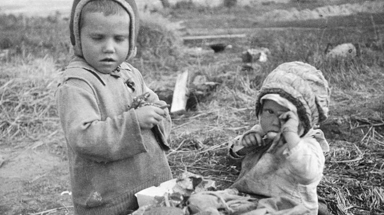 Дети у разрушенного дома в селе Мядель, Белоруссия