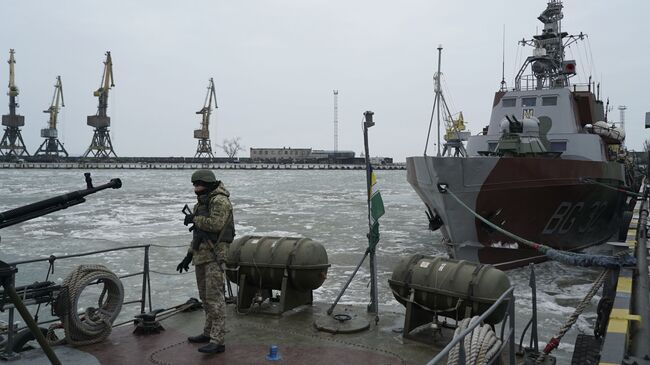 Украинский военнослужащий на борту корабля береговой охраны в порту Мариуполя