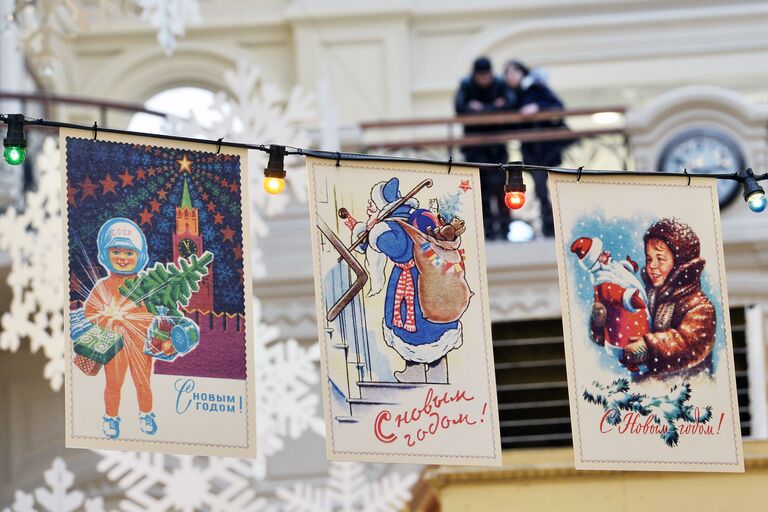 Гирлянды из новогодних открыток в торговом доме ГУМ в Москве