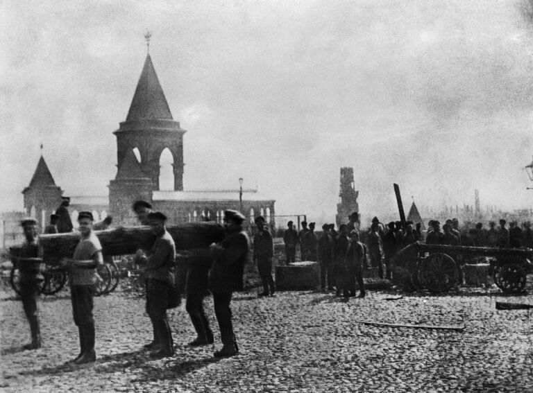 Владимир Ленин  в Кремле на первом Всероссийском коммунистическом субботнике. 1 мая 1920 года 