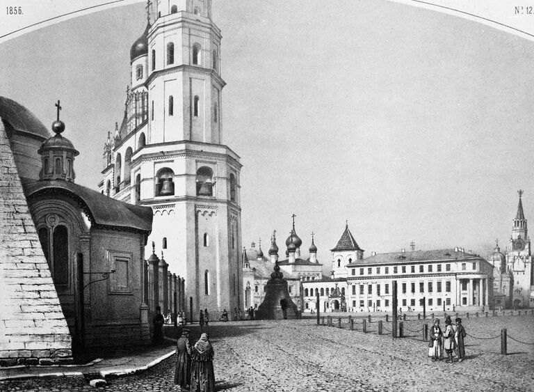 Литография Вид в Кремле в Москве: Архангельский собор, Иван Великий, Чудов монастырь, Царь-колокол, Малый дворец, Спасские ворота, 1856 год 