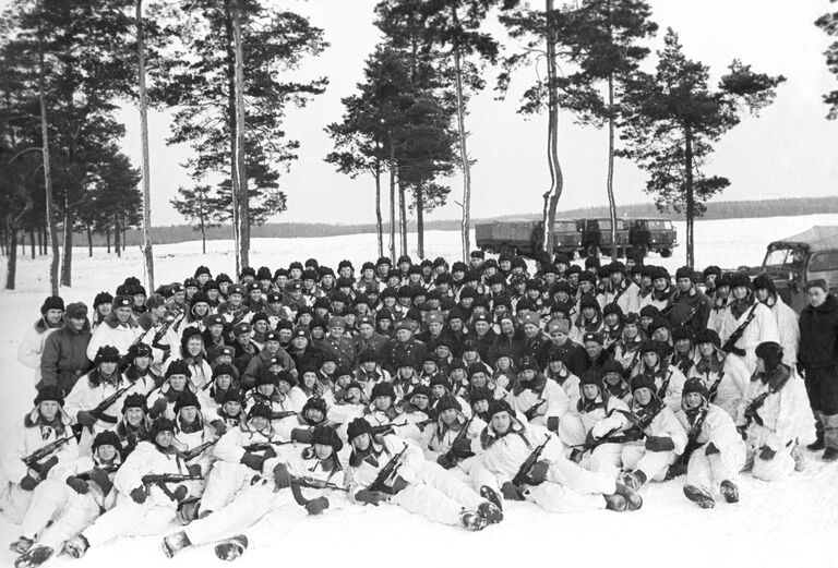 Воздушные десантники с командующим ВДВ генералом армии Василием Филипповичем Маргеловым (в центре)