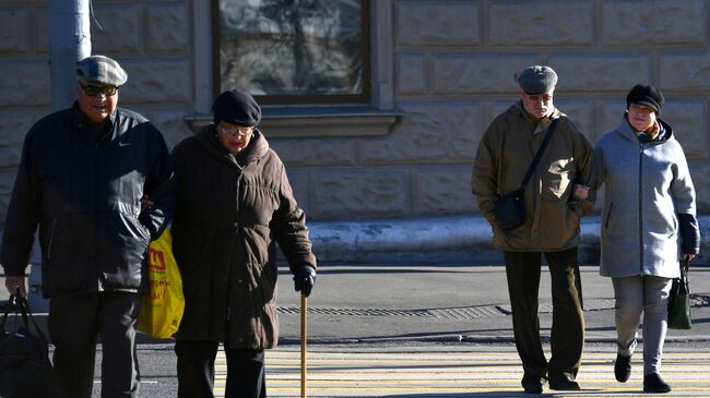 Пенсионеры на улице Москвы