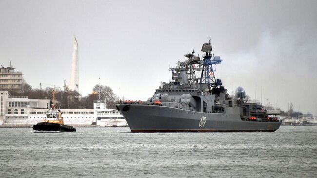 Большой противолодочный корабль Северного флота Североморск во время захода в Севастопольскую бухту