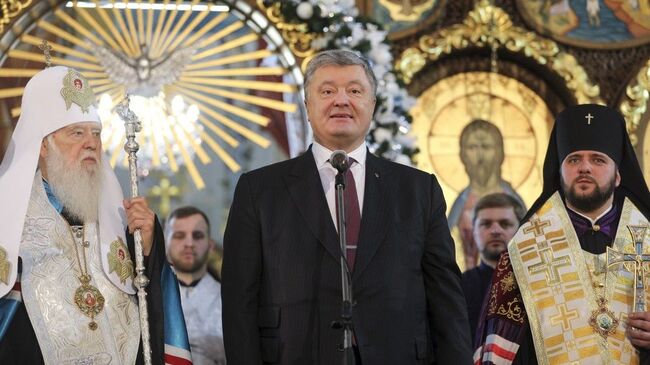 Патриарх Филарет, президент Украины Петр Порошенко и митрополит Епифаний в Свято-Покровском кафедральном соборе Ровно