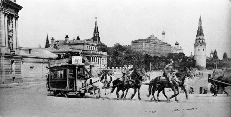 Почтовая открытка с видом на Московский Кремль от Большого каменного моста. 1890-е гг.