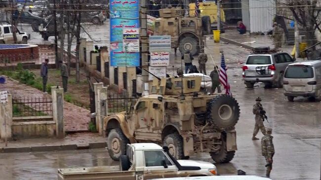 Военные США на месте теракта в сирийском городе Манбидж. 16 января 2019