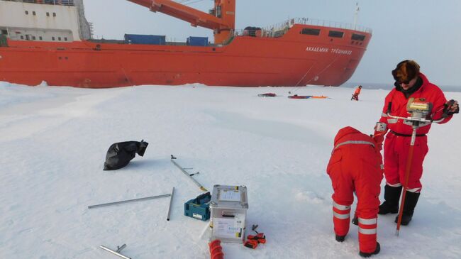 Ученые берут пробы морского льда. Восточно-Сибирское море, сентябрь, экспедиция Арктика-2018