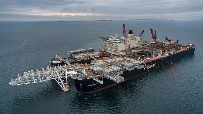 Судно-трубоукладчик Pioneering Spirit в Балтийском море