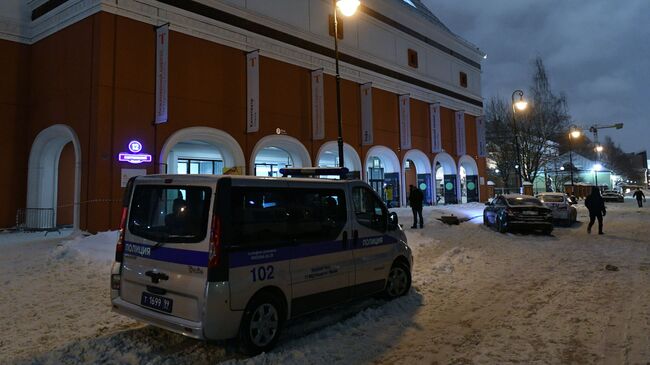 Автомобиль полиции возле Инженерного корпуса Третьяковской галереи в Москве