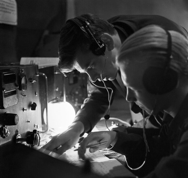 Московский клуб радиолюбителей. Члены клуба во время радиосвязи