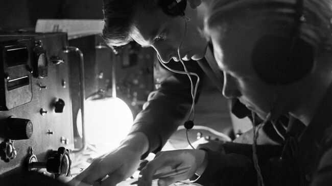 Московский клуб радиолюбителей. Члены клуба во время радиосвязи