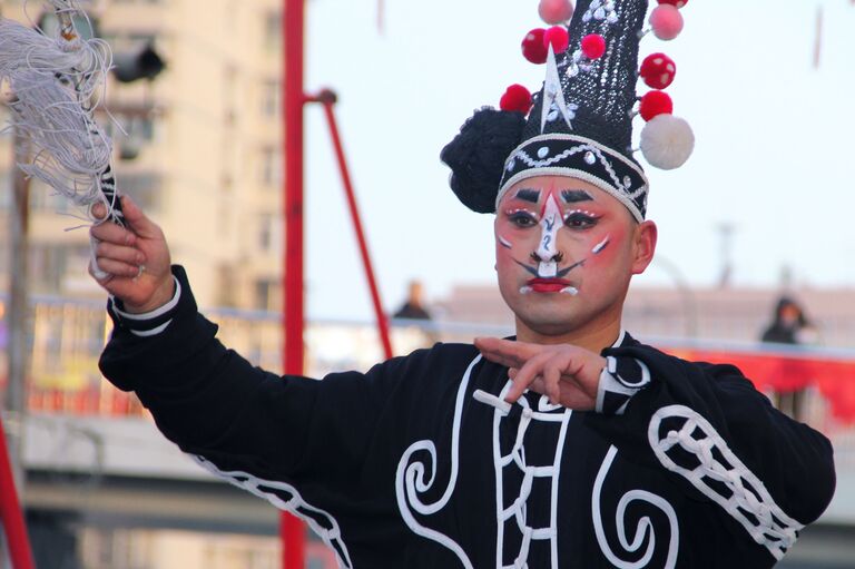 Артист во время празднования года Земляной свиньи в Китае Артист во время празднования года Земляной свиньи в Китае