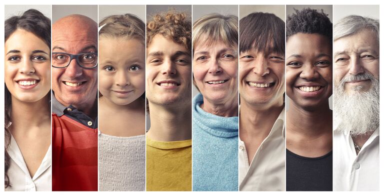 Люди разных возрастов и национальностей