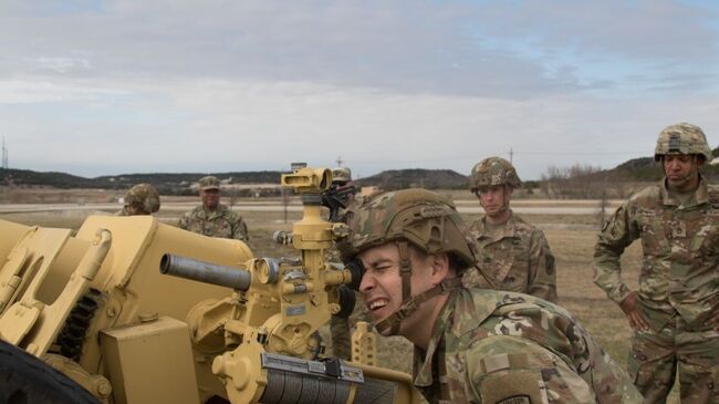 Американские военные тренируются стрелять из советской пушки Д-30