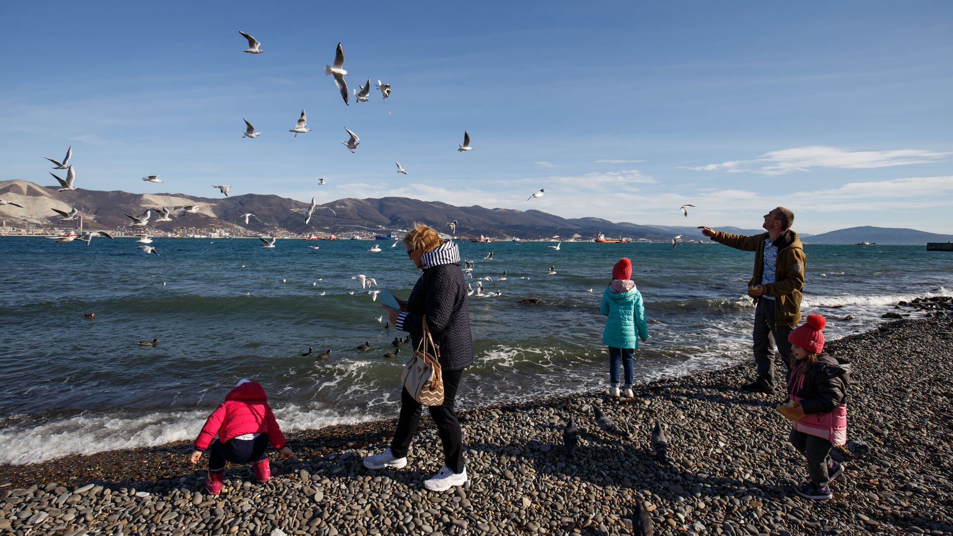 Люди на набережной в городе Новороссийск - РИА Новости, 1920, 03.01.2026