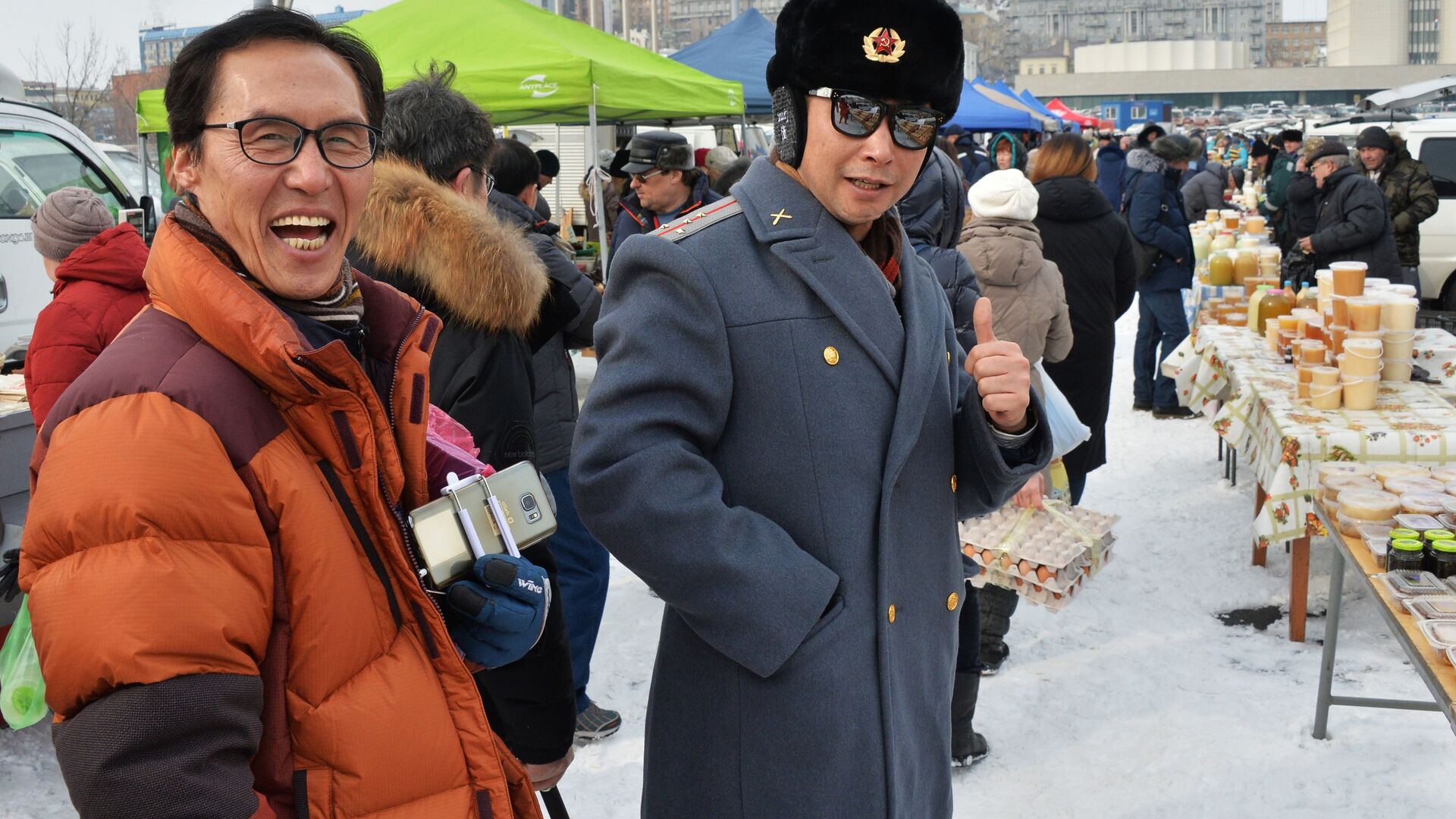 Туристы из Китая на продовольственной ярмарке на центральной площади Владивостока - РИА Новости, 1920, 15.09.2025