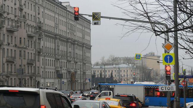 Дорожные знаки над вафельной разметкой в Москве