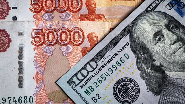 Денежные купюры: российский рубли и доллары