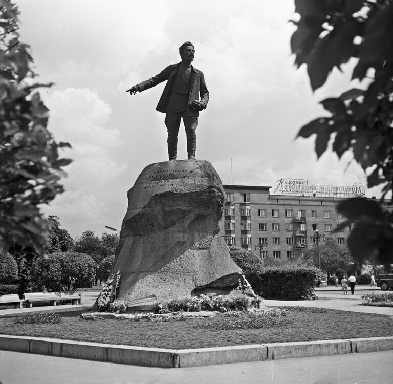 Памятник Якову Свердлову в Екатеринбурге