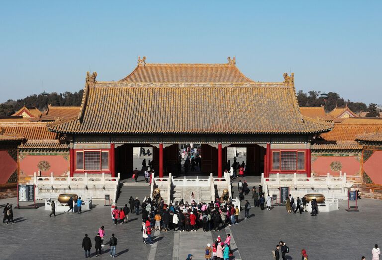 Посетители у Дворца земного спокойствия в Запретном городе в центре Пекина