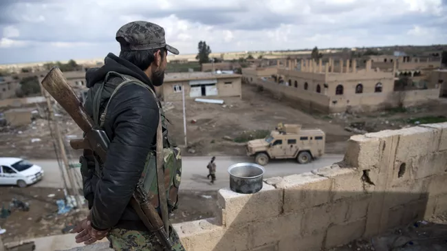 Боец Сирийских демократических сил (СДС) в деревне Багуз, Сирия