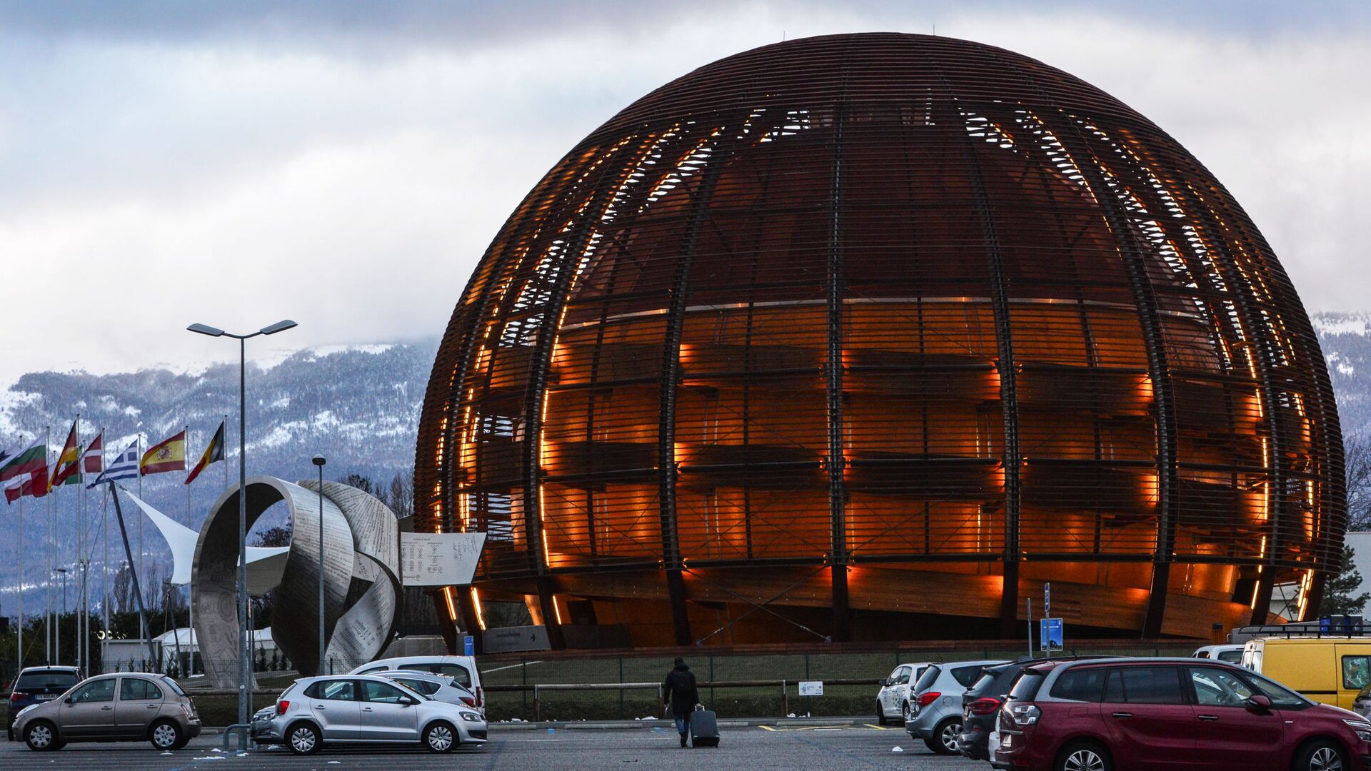 Глобус - символ Европейского совета по ядерным исследованиям ЦЕРН (CERN) в Женеве. Архивное фото - РИА Новости, 1920, 19.03.2024