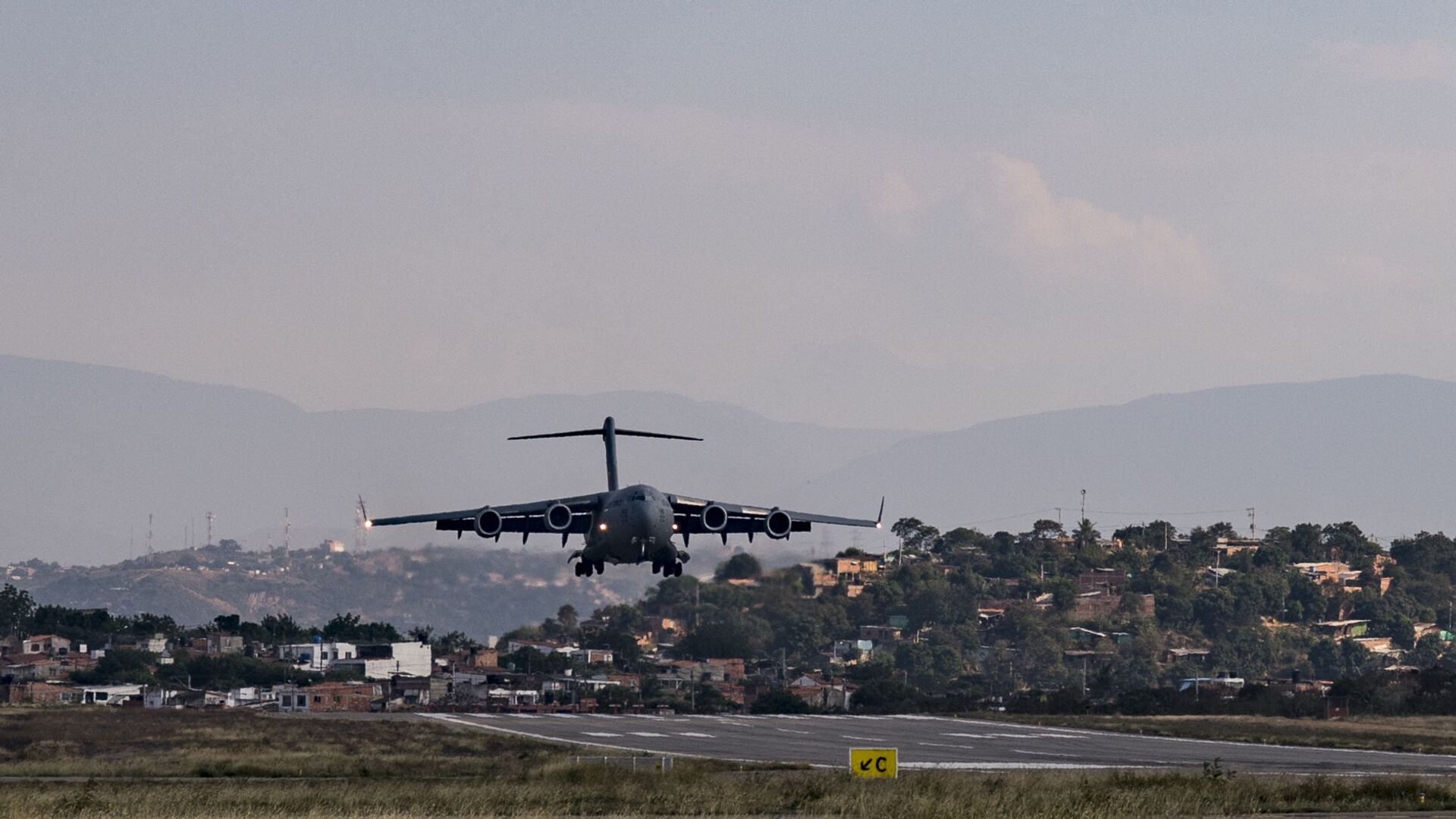 Американский военно-транспортный самолет C-17 Globemaster III  заходит на посадку в колумбийской Кукуте на границе с Венесуэлой - РИА Новости, 1920, 05.11.2024