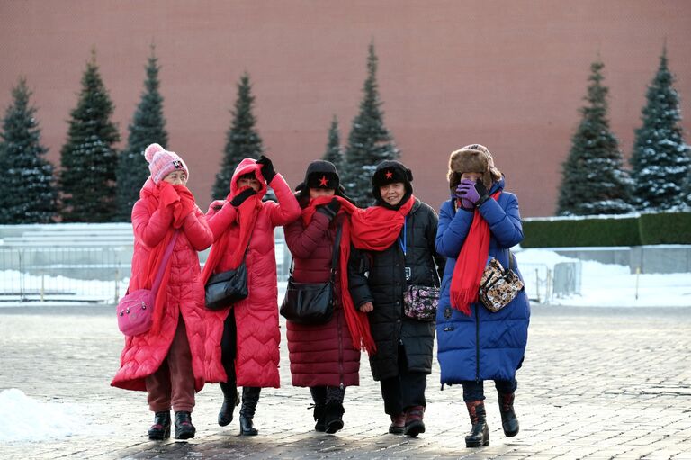 Туристы на Красной площади в Москве Туристы на Красной площади в Москве