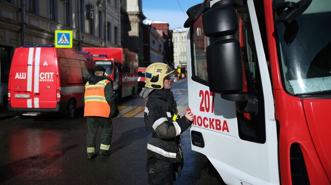 Сотрудники противопожарной службы МЧС РФ ликвидируют последствия пожара в здании консерватории имени П. И. Чайковского в Москве