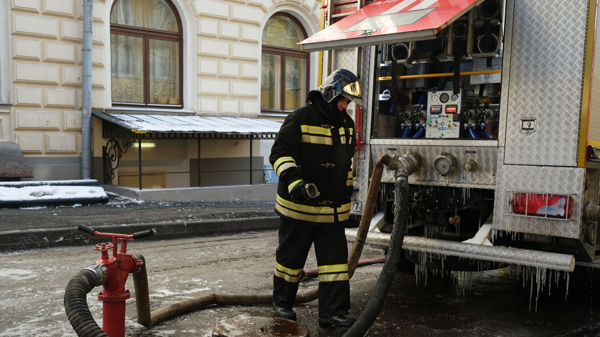 Сотрудник противопожарной службы МЧС РФ ликвидирует последствия пожара в здании консерватории имени П. И. Чайковского в Москве - РИА Новости, 1920, 17.06.2023