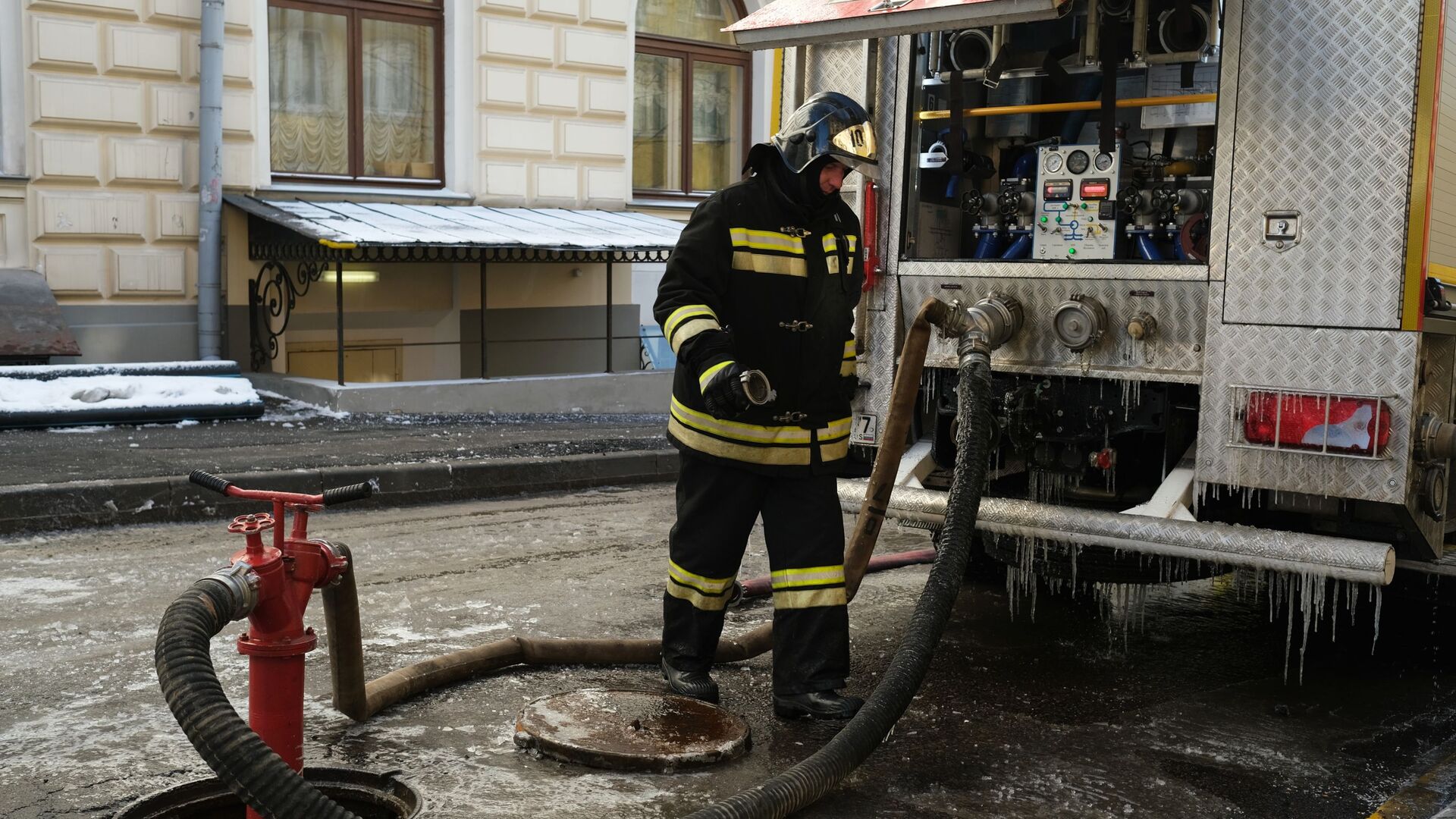 Сотрудник противопожарной службы МЧС РФ ликвидирует последствия пожара в здании консерватории имени П. И. Чайковского в Москве - РИА Новости, 1920, 17.06.2023