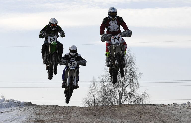Участники заездов во время тренировок по мотокроссу на трассе Солнечная спортивно-технического клуба Сибиряк в Новосибирске