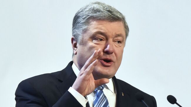 Президент Украины Петр Порошенко выступает в Совете регионального развития Львовщины в рамках своей предвыборной поездки во Львовскую область