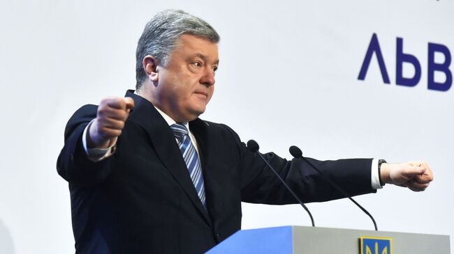 Президент Украины Петр Порошенко выступает в Совете регионального развития Львовщины в рамках своей предвыборной поездки во Львовскую область