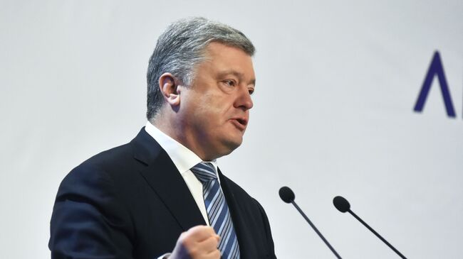 Президент Украины Петр Порошенко выступает в Совете регионального развития Львовщины в рамках своей предвыборной поездки во Львовскую область