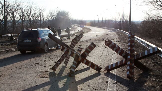 Место подрыва автомобиля в районе контрольного пункта въезда-выезда через линию соприкосновения Еленовка к северу от Донецка